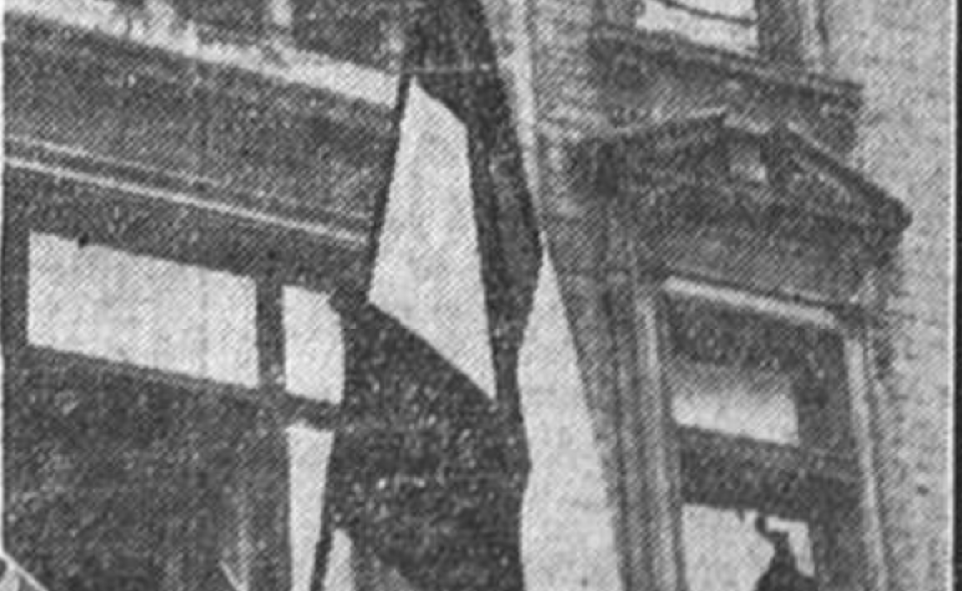 La vitre brisée du consulat et la hampe vide du drapeau nazi